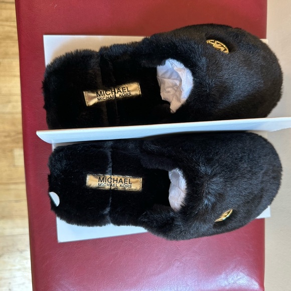 Michael Kors Alexis Closed Toe Short Faux Fur Slippers size 7 - Picture 2 of 4